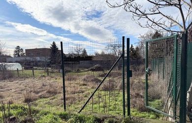 Predáme investičný pozemok v Ružinove na Gagarinovej ulici.