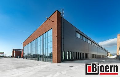 Nadštandartný showroom v lukratívnom areáli na Vajnorskej s výmerou 454 m2 s výškou 9m