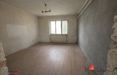 NA PREDAJ ROZĽAHLÝ POZEMOK SO STARŠÍM RODINNÝM DOMOM V OBCI JATOV