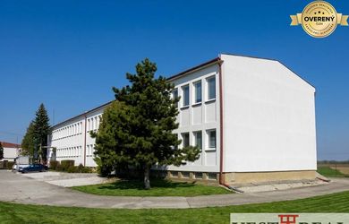 Na prenájom zrekonštruovaná ubytovňa s garážami a skladovacími kobkami