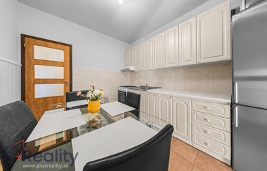 PLUS REALITY | Priestranný trojizbový byt s balkónom, klimatizáciou v meste Dunajská Streda na predaj !