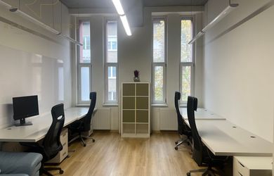 Zariadená kancelária so zasadačkou a parkovaním