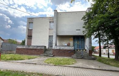 Budova s pozemkami v obci Farná