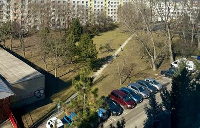 Svetlá garsónka v k tichej lokalite v Ružinove - Chlumeckého