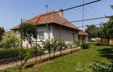 BOSEN | REZERVOVANÝ Rodinný dom v tichej ulici, Veľké Chyndice