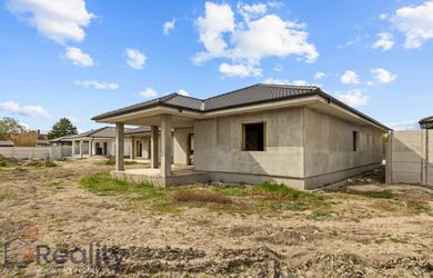 PLUS REALITY | Moderná štvorizbová novostavba rodinného domu s garážou v súkromnej uzavretej ulici v meste Nové Zámky na predaj !