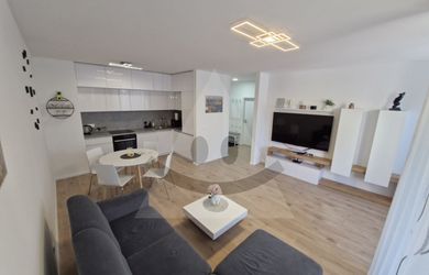 Moderný 2-izbový byt s loggiou v centre Popradu – kompletne zariadený