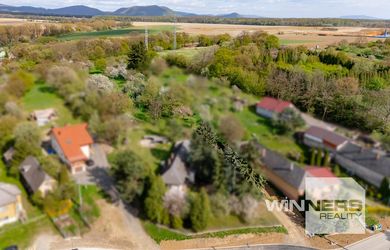 Ponúkame na predaj  slnečný pozemok v lokalite Petrovany-Močarmany, v tichom prostredí