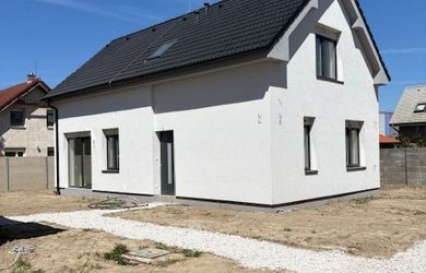 Posledný volný RD Novostavba Samostatne stojací moderný 5-izbový tehlový rodinný dom v obľúbenej mestskej časti Vrakuňa na ulici Majerská Záhrady