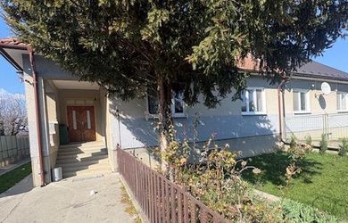 Dvojgenereačný 3-izb podpivničený dom +1-izb  dom v záhrade na peknom veľkom pozemku  800m2  situovaný v pokojnej lokalite Obce Most pri Bratislave