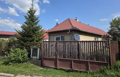 AZ. Čarovný vidiecky domček s veľkorysým pozemkom o výmere 1 584 m²– Vinohrady nad Váhom