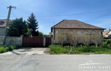 Na predaj pozemok so starým RD o veľkosti 773m2 v obci Kajal, okres Galanta