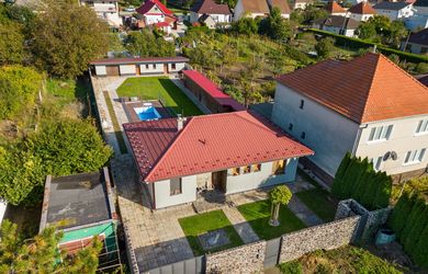 PNORF – Zariadený 4i bungalov s garážou | bazén | terasa | garsónka |Šalgočka