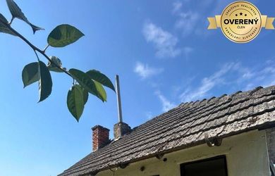 Exkluzívne, pozemok pri Váhu s malou chalúpkou, murovanou pecou a pivn