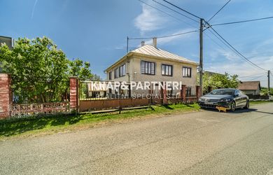 TEHLOVÝ DOM NA REKONŠTRUKCIU, POZEMOK 1335 m², CHMEĽOV