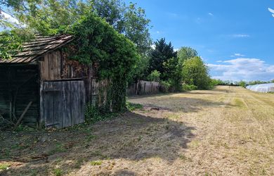 Ponúkam na predaj veľký pozemok s rozlohou 3765 m² v meste Nesvady