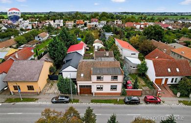 Rodinny dom s veľkým pozemkom v centre obce