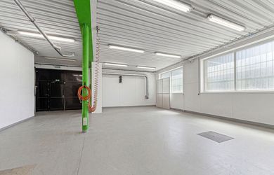 PREDAJ Kompletný firemný výrobno administratívny areál po rekonštrukcii – 400m na diaľnicu