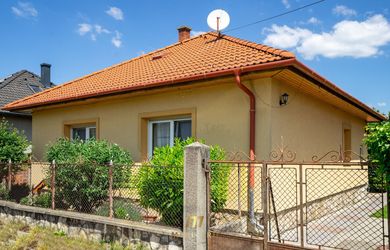 Rodinný dom s veľkým 1270 m² pozemkom a krásnou záhradou, Hegyeshalom pri Rajke