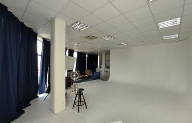 Svetlý obchodno-administratívny priestor s preskleným výkladom, 138m2