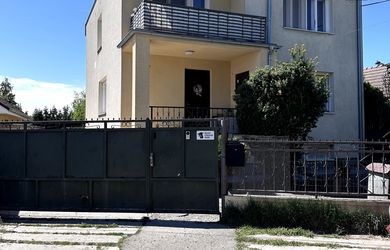 REZERVOVANÉ! Rodinný dom s 2 nadzemnými podliažiami, záhradou a garážou