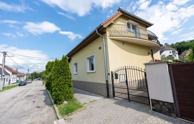 LUMERA / Na predaj 6-izbový rodinný dom s 2 bytovými jednotkami v skvelej lokalite Kúty – Trenčín