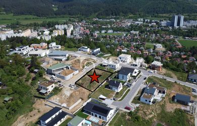 Jedinečný rovinatý stavebný pozemok 1070 m² s výhľadom – Banská Bystrica (Prvosienková ul.)