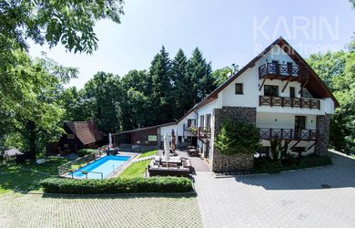 ŠTVORPODLAŽNÁ VILA S BAZÉNOM, WELLNESSOM A KOLIBOU V MODRE - HARMÓNIA