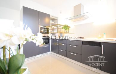 NADŠTANDARDNÝ BYT V REZIDENČNEJ ZÓNE S NÁDHERNOU TERASOU (80M2)  A PARKOVACÍM MIESTOM (151,38m2)
