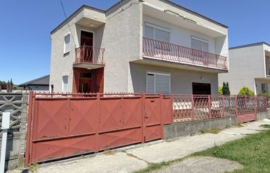 Na predaj 4 izbový rodinný dom s garážou a  pozemkom o výmere  441 m2, Veľký Meder