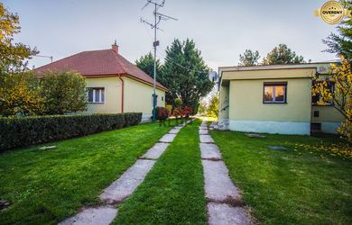 Kúpte si 2 RD na ROZSIAHLOM POZEMKU (4196 m²) s garážou a halou
