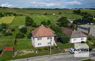 PREDAJ, 5 IZBOVÝ RODINNÝ DOM S DVOMI SAMOSTATNÝMI BYTOVÝMI JEDNOTKAMI A VEĽKÝM POZEMKOM – HORNÉ OTROKOVCE, OKRES HLOHOVEC