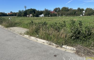 NA PREDAJ STAVEBNÝ POZEMOK Kamenný mlyn, 748m2, všetky IS