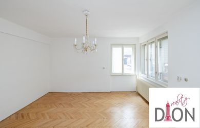 REZERVOVANÉ. Rodinný dom s veľkým pozemkom a obrovským potenciálom len 10 minút od Banskej Bystrice