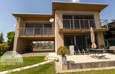 MARIANKA, 4-i dom, 225 m2 – NOVOSTAVBA, priestranný, SLNEČNÝ, s bazénom, KRYTÉ PARKOVANIE