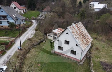 Tehlový rodinný dom so záhradou /891 m2/, Veľké Rovné