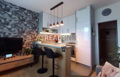 PREDANÉ. REALFINN EXKLUZÍVNE PREDAJ - 1 IZBOVÝ BYT PO REKONŠTRUKCII S BALKÓNOM, JUH, NOVÉ ZÁMKY