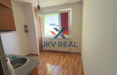 Na prenájom: Priestranný 2-izbový byt s balkónom – Smižany