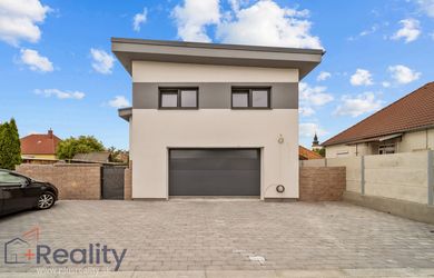 PLUS REALITY | Moderná novostavba štvorizbového rodinného domu s dvoj garážou v obci Topoľníky na predaj !
