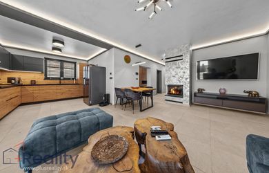 PLUS REALITY | REZERVOVANÉ | Nadčasový štvorizbový rodinný dom – luxusné bývanie v obci Mostová na predaj !