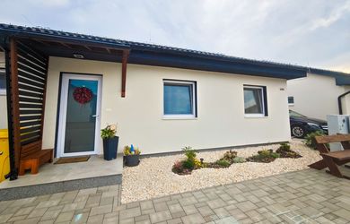EXKLUZÍVNE | Moderný 4-izbový bungalov v rezidenčnej časti obce Jur nad Hronom – novostavba z roku 2024