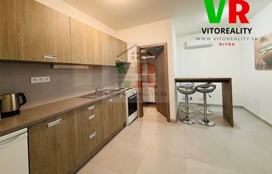 2-IZBOVÝ BYT NA PRENÁJOM NA ŠIROKEJ ULICI S PARKOVANÍM NA DVORE