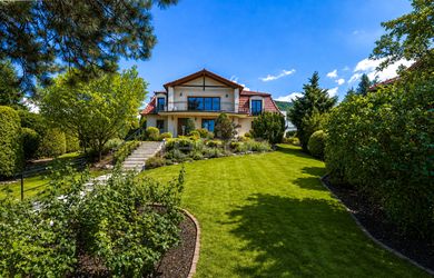 Nadčasová zoborská vila s panoramatickým výhľadom na hrad a vlastným vyhrievaným bazénom