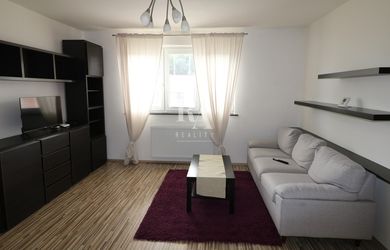 ZARIADENÝ 3-IZBOVÝ BYT S VLASTNÝM KÚRENÍM, KACHĽAMI, GARÁŽOU A LOGGIOU ZÁVODIE