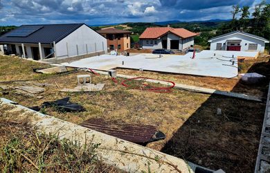 EXKLUZÍVNE | Stavebný pozemok so základovou doskou a projektom modernej vily – Veľké Krškany