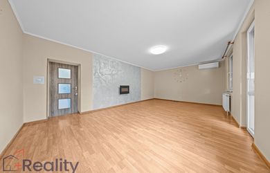 PLUS REALITY | REZERVOVANÉ |  Zrekonštruovaný trojizbový rodinný dom s priestrannou terasou v obci Ohrady na predaj!