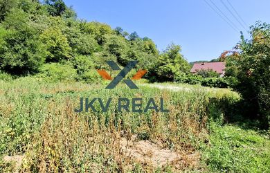 POZEMOK V OBJATÍ PRÍRODY – 1 348 m², JUŽNÁ ORIENTÁCIA, SÚKROMIE A DOMAŠA NA DOSAH