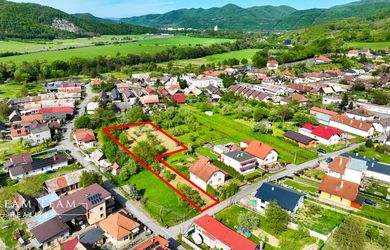 Slnečný, rovinatý pozemok s možnosťou stavby 1565m², Voznica