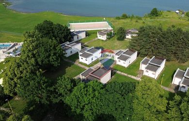 Areál vedľa Aquaparku, 6 x chaty, budova, pozemok 5653 m2, pláž  Zemplínska Šírava