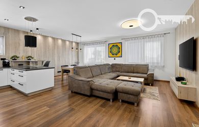 Exkluzívny, klimatizovaný, komplet zariadený 3 izb byt s terasou a 2x parkovacím miestom